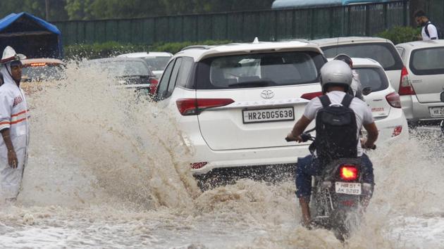 Waterlogging and traffic snarls were reported from multiple places across the city following a fresh spell of rain on Thursday morning.(Yogendra Kumar/HT PHOTO)