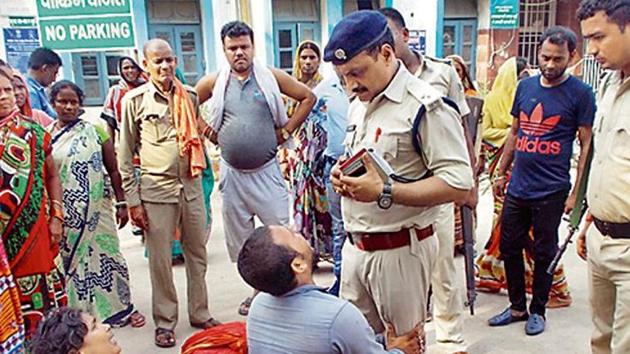 Relatives of the victims beg for help of the officials in Chhapra, Bihar.(Reuters)