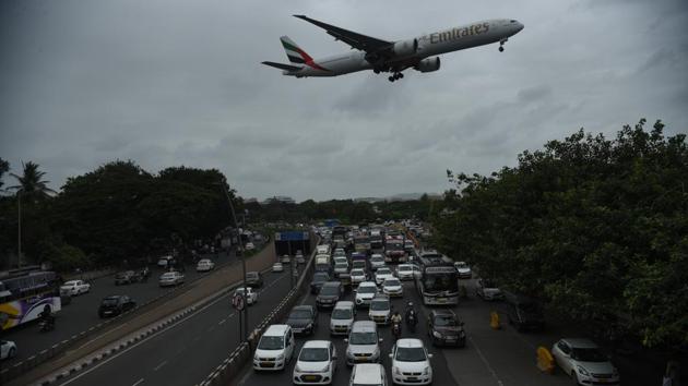 An airplane makes for a quick getaway above traffic inching along the Western Express Highway during the afternoon at Vile Parle in Mumbai, Maharashtra. (Pramod Thakur / HT Photo) 