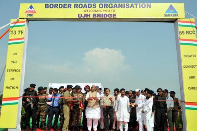 Union Defence Minister Rajnath Singh, along with Chief of Army Staff General Bipin Rawat and Union Minister Jitendra Singh, inaugurates the Ujh Bridge in district Kathua of Jammu and Kashmir, on Saturday.(Nitin Kanotra / Hindustan Times)