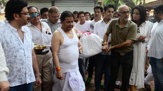 Anup Jalota performs his mother’s last rites.(Varinder Chawla)