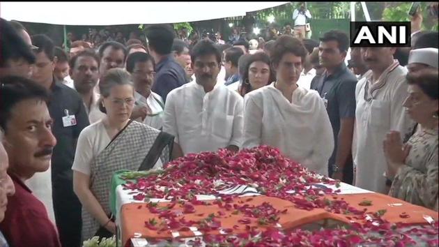 Sonia Gandhi and Priyanka Gandhi Vadra pay tributes to former Delhi CM Sheila Dikshit at Congress headquarters on Sunday.(ANI)