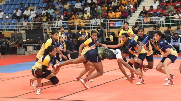 Maay Mulshi (yellow) against Zunzhar Khed during the semi-final of the women’s category of the fourth edition of Pune League Kabaddi at Shiv Chhatrapati Sports Complex in Balewadi on Saturday.(HT PHOTO)