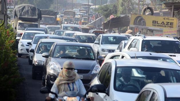 According to residents, in order to decongest traffic on major roads in Pune, the civic authorities must ban the movement of heavy goods vehicles during peak hours. (In pic) A traffic jam on Magarpatta-Mundhwa flyover.(HT/PHOTO)