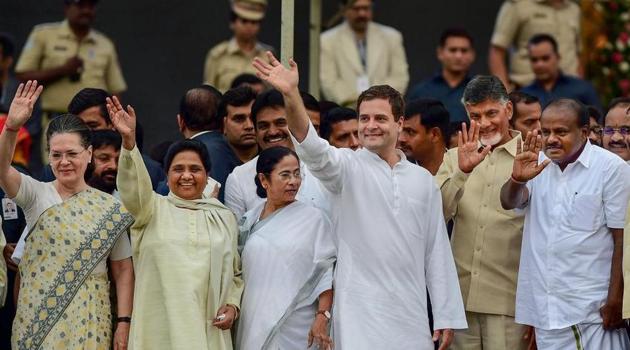 UPA chairperson Sonia Gandhi, BSP chief Mayawati, West Bengal CM Mamata Banerjee, Congress leader Rahul Gandhi, TDP chief N Chandrababu Naidu and Karnataka CM HD Kumaraswamy, in Bengaluru on May 23, 2018.(PTI File)