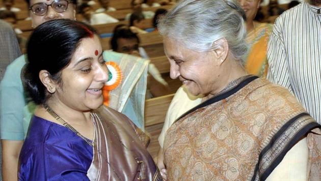 In this file photo dated July 26, 2003, is seen then chief minister Sheila Dikshit with then health minister Sushma Swaraj at an event. Delhi Pradesh Congress Committee (DPCC) President Dikshit passed away at the age of 81, in New Delhi, Saturday, July 20, 2019. (PTI file photo)