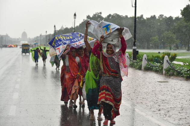 It’s a rather long expedition that nature undertakes each summer. Moisture-laden winds in the south-Pacific start racing northwards, preparing to travel more than 8,000 km to reach the Indian subcontinent on time.(PTI)