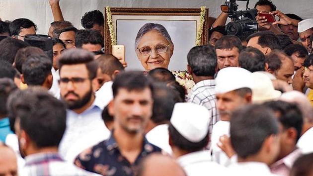 People pay their last respects to former chief minister Sheila Dikshit at the AICC headquarters on Sunday. (Arvind Yadav and Vipin Kumar/HT)