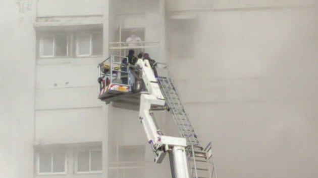 Fire fighting is underway and the Mumbai Fire brigade pressed 14 fire engines, one quick response vehicle, an ambulance and six water tankers to the spot. (HT Photo)