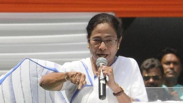 At TMC rally, Mamata Banerjee, Bengal CM addresses the crowd. TMC looks to bring back farmers back into its fold ahead of the Assembly elections.(Samir Jana/Hindustan Times)