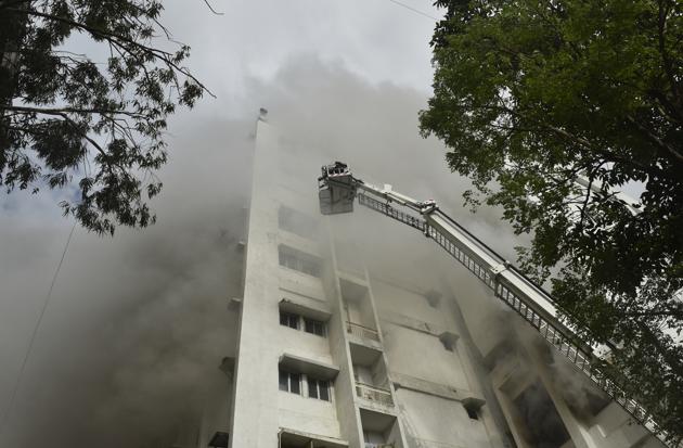 A major fire was reported at the Mahanagar Telephone Nigam Ltd. (MTNL) building in Mumbai’s Bandra West around 3 pm. All 84 people trapped on the terrace of the 10-storey building were rescued. (Anshuman Poyrekar / HT Photo) A major fire was reported at the Mahanagar Telephone Nigam Ltd. (MTNL) building in Mumbai’s Bandra West around 3 pm. All 84 people trapped on the terrace of the 10-storey building were rescued. (Anshuman Poyrekar / HT Photo)