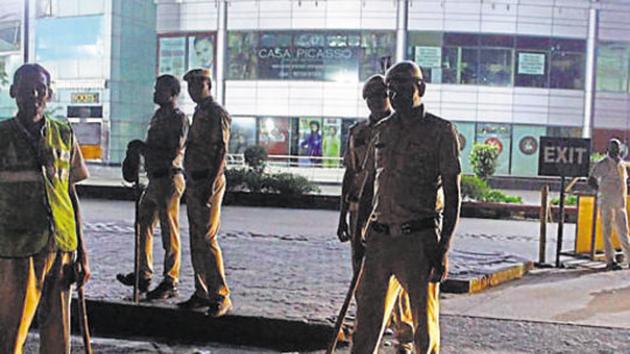 MG Road made its way under the scanner once again on Saturday, when three women were arrested at a club for duping a businessman of Rs5 lakh.(Yogendra Kumar/HT PHOTO)