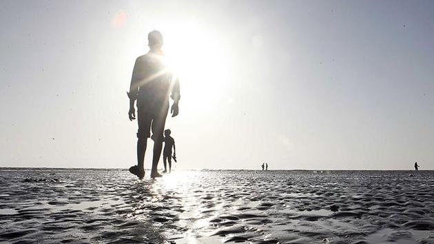 A 29-year-old woman and a 15-year-old girl drowned at the Juhu beach on Sunday evening.(Vidya Subramanian/HT photo)