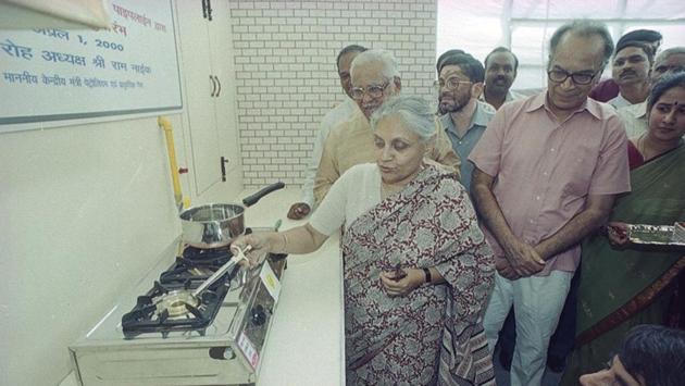 Sheila Dikshit and Jagmohan Inaugurate the CNG Gas Pipeline at Jangpura on April 01, 2000. “Delhi became what it is under her tenure because she never kept aside any personal time for herself. Even when we would drive from home to office or for a meeting, she would take note of a fused bulb on a streetlight or a broken central verge and get agencies to fix them,” said Kiran Walia, former minister in Dikshit’s cabinet. (Pradeep Bhatia / HT Archive) Sheila Dikshit and Jagmohan Inaugurate the CNG Gas Pipeline at Jangpura on April 01, 2000. “Delhi became what it is under her tenure because she never kept aside any personal time for herself. Even when we would drive from home to office or for a meeting, she would take note of a fused bulb on a streetlight or a broken central verge and get agencies to fix them,” said Kiran Walia, former minister in Dikshit’s cabinet. (Pradeep Bhatia / HT Archive)