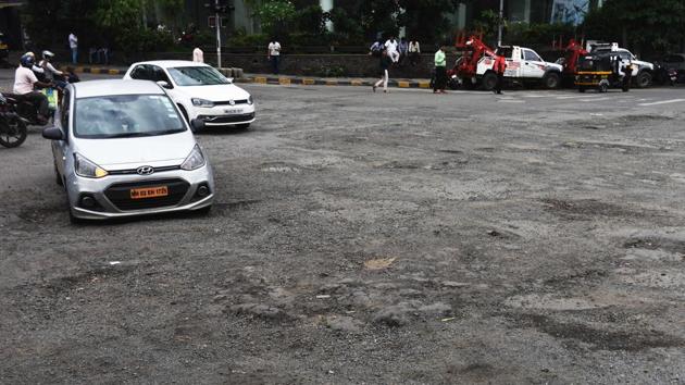 A pothole ridden road in New Delhi.(Satyabrata Tripathy/HT Photo (Representational))