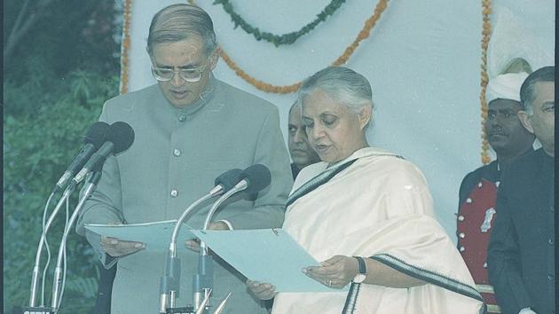 Newly elected Chief Minister of Delhi Sheila Dikshit and her ministry are sworn in on December 03, 1998. She really came in to her own when as Delhi’s CM in 1998. It was a challenging context. Externally, the Bharatiya Janata Party was in power at the Centre. And given Delhi’s unique constitutional status, its autonomy was constrained and the local government was dependent on harmonious ties with the Centre. (SK Sinha / HT Archive) 