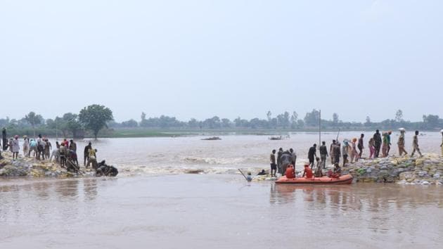 The army, NDRF and local residents trying to plug the remaining part of the breach at Phulad village in Moonak subdivision of Sangrur on Monday, July 22, 2019.(HT Photo)