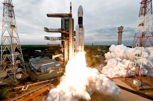 India's Geosynchronous Satellite Launch Vehicle Mk III-M1 blasts off carrying Chandrayaan-2 from the Satish Dhawan space centre at Sriharikota, India, July 22, 2019.(REUTERS) India's Geosynchronous Satellite Launch Vehicle Mk III-M1 blasts off carrying Chandrayaan-2 from the Satish Dhawan space centre at Sriharikota, India, July 22, 2019.(REUTERS)