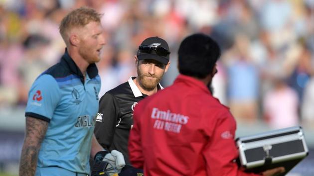 New Zealand's captain Kane Williamson and England's Ben Stokes ahead of a 'super over' during the 2019 Cricket World Cup final.(AFP) New Zealand's captain Kane Williamson and England's Ben Stokes ahead of a 'super over' during the 2019 Cricket World Cup final.(AFP)