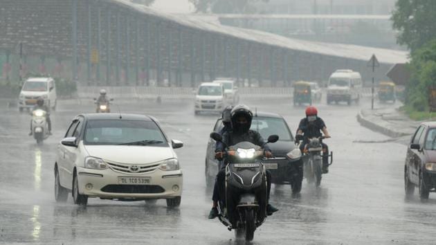 South and central Mumbai witnesses a short spell of heavy rain on Sunday night.(Parveen Kumar/Hindustan Times)