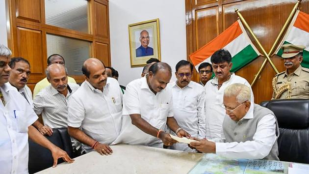 Karnataka Chief Minister HD Kumaraswamy submits his resignation to Karnataka Governor Vajubhai Vala after losing the vote of confidence, in Bengaluru.(PTI photo) Karnataka Chief Minister HD Kumaraswamy submits his resignation to Karnataka Governor Vajubhai Vala after losing the vote of confidence, in Bengaluru.(PTI photo)
