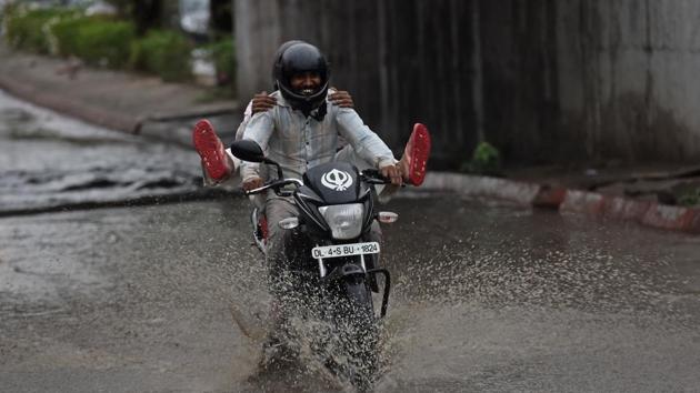 Heavy rains to the range of 64.5 mm-115.5mm per day is likely over Delhi starting Wednesday, and it will intensify on Thursday and Friday.(Sanchit Khanna/HT PHOTO)