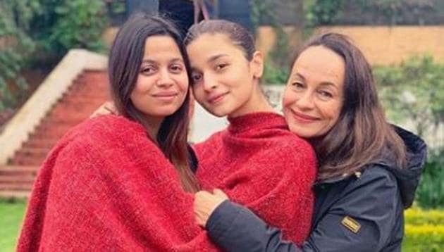 Alia Bhatt with mother Soni Razdan and sister Shaheen in Ooty.(Instagram)