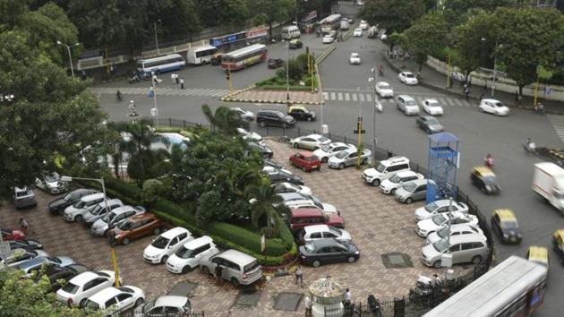 A view of the parking lot inside a traffic island near Regal cinema in Mumbai.(HT Photo)