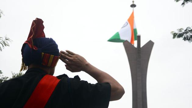 Army personnel pay tribute to the martyr at National war memorial on Kargil Vijay Divas.(Shankar Narayan/HT PHOTO)