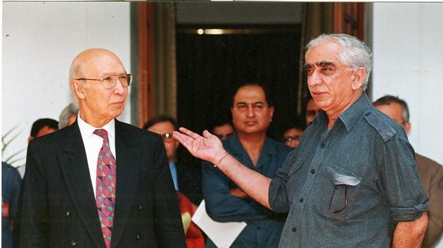 Foreign minister Jaswant Singh with his Pakistan counterpart, Sartaj Aziz, 1999(HT PHOTO)