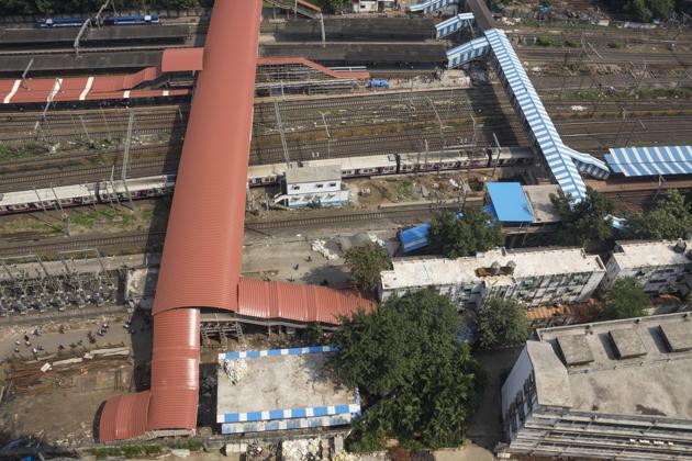The skywalk will be constructed on the eastern end of Parel station, starting from platforms one and two to the newly-constructed 12m wide foot overbridge and then to the RoB.(Samson Tupdal/HT Photo)