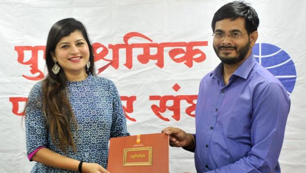 Singer Savaniee Ravindrra (LEFT) felicitated by Prasad Kulkarni, president, Pune Union of Working Journalists, during the Sanskrutik Katta organised at Patrakar Sangh on Monday.(HT PHOTO)