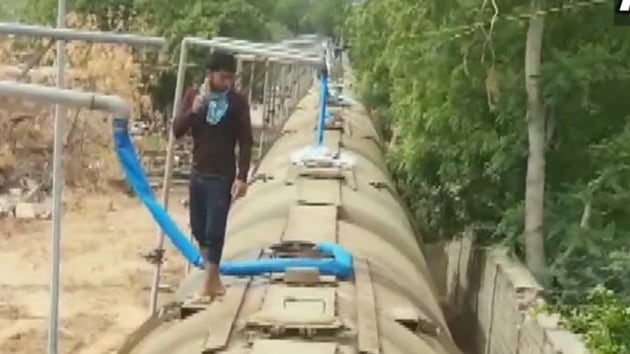 A train carrying water to drought-hit district will leave on Thursday from Jodhpur Railway Station.(ANI Photo) A train carrying water to drought-hit district will leave on Thursday from Jodhpur Railway Station.(ANI Photo)