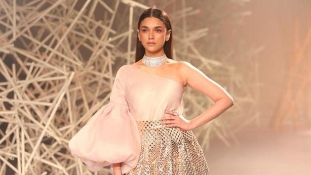 Aditi Rao Hydari looked ravishing in the golden ensemble.(IANS)