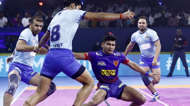 Dabang Delhi raider Naveen Kumar in action.(Pro Kabaddi League)