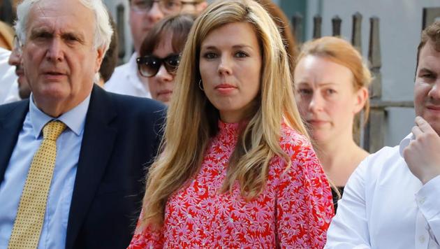 Carrie Symonds (C), girlfriend of Britain's new Prime Minister Boris Johnson, waits for the prime minister's arrival with members of staff in Downing Street in London on July 24, 2019 on the day he was formally appointed British prime minister.(AFP photo)