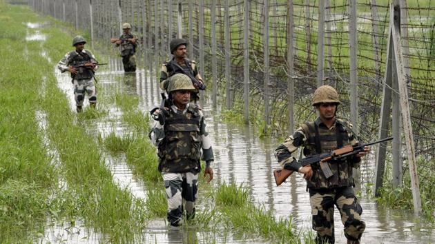 BSF personnel patrol the fence at International Border at Suchetgarh about 30 km from Jammu.(HT file) BSF personnel patrol the fence at International Border at Suchetgarh about 30 km from Jammu.(HT file)