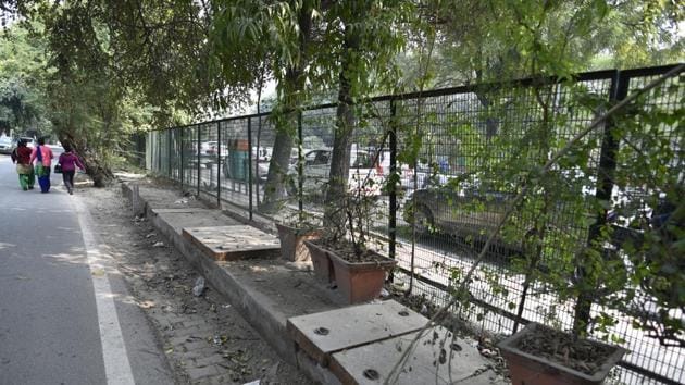 The Ghaziabad development authority (GDA) has engaged a consultant to prepare a design to improve walkability and uplift pedestrian movement in Indirapuram township.(Sanchit Khanna/HT PHOTO) The Ghaziabad development authority (GDA) has engaged a consultant to prepare a design to improve walkability and uplift pedestrian movement in Indirapuram township.(Sanchit Khanna/HT PHOTO)