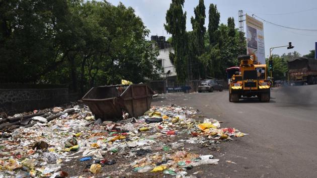 Even after appointment of new contractors by PCMC, areas in Yashwantnagar chowk, Bhosari, are littered with trash.(HT PHOTO)