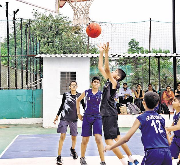 Boys quarterfinal match in progress between Loyola High School (black) and Millennium High School at the first Late Suresh Chondhe Patil Memorial under-12 district championship at Chondhe Patil sports complex on Wednesday.(HT/PHOTO)