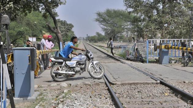 The Municipal Corporation of Gurugram (MCG), on Wednesday, started leveling the 1km potholed stretch of road between Chauma Railway Crossing and Rezangla Chowk.(HT Photo/ representational Image) The Municipal Corporation of Gurugram (MCG), on Wednesday, started leveling the 1km potholed stretch of road between Chauma Railway Crossing and Rezangla Chowk.(HT Photo/ representational Image)