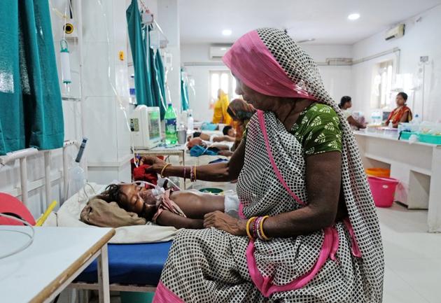 A relative sits next to a child patient who is suffering from acute encephalitis syndrome at a hospital in Muzaffarpur, Bihar, June 20, 2019. REUTERS/Alasdair Pal (REUTERS) A relative sits next to a child patient who is suffering from acute encephalitis syndrome at a hospital in Muzaffarpur, Bihar, June 20, 2019. REUTERS/Alasdair Pal (REUTERS)