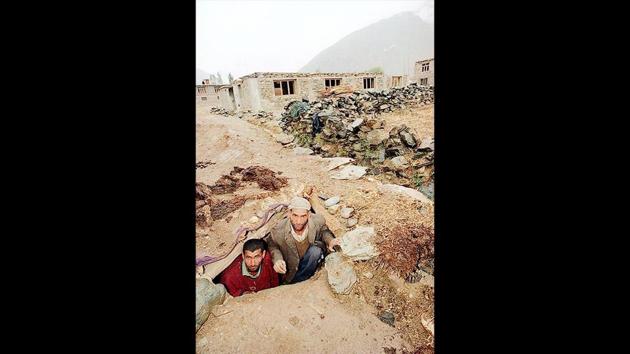 Residents of Kaksar Village in Kargil and surrounding areas seen facing extreme hardship and problems with daily life, September 19, 1998. July 26 marks India’s victory over Pakistan in the Kargil War, a high altitude mountain conflict that broke out in May 1999 along the peaks near the Line of Control, the de-facto border that divides Kashmir between the two nations. (Pradeep Bhatia / HT Archive) Residents of Kaksar Village in Kargil and surrounding areas seen facing extreme hardship and problems with daily life, September 19, 1998. July 26 marks India’s victory over Pakistan in the Kargil War, a high altitude mountain conflict that broke out in May 1999 along the peaks near the Line of Control, the de-facto border that divides Kashmir between the two nations. (Pradeep Bhatia / HT Archive)