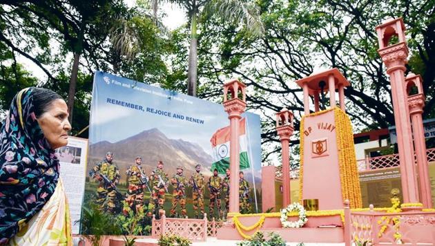 A replica of Kargil war memorial is unveiled at the FTII in Pune, on Thursday. The memorial is open to the public and installed to mark the 20th anniversary of Operation Vijay.(Sanket Wankhade/HT PHOTO)