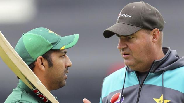 File image of Pakistan captain Sarfaraz Ahmed, left, and coach Mickey Arthur.(AP)