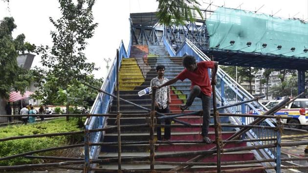 The foot overbridge links the north end of the Charni Road station to a road leading to Girgaum Chowpatty.(Anshuman Poyrekar/HT Photo)