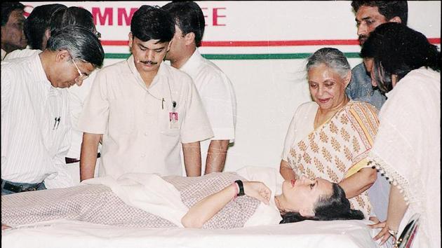Congress President Sonia Gandhi donates blood for injured soldiers, June 26, 1999. Kargil was the first war televised live during India’s electronic news media boom and played part in a surge of nationalism post India’s victory. (HC Tiwari / HT Archive) 