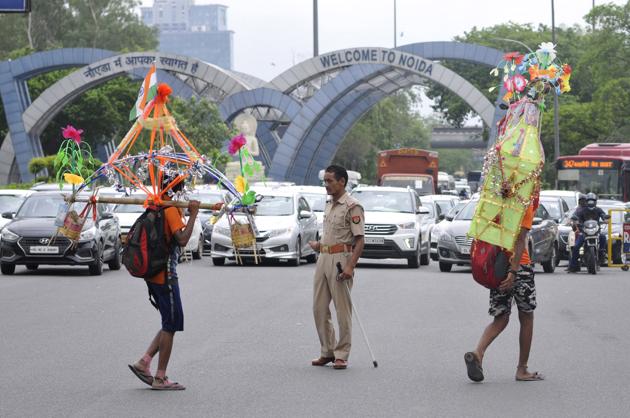 Noida, India - July 25, 2019: Uttar Pradesh police personnel assist and guide Kanwaryias during the Kanwar Yatra, in Noida, India, on Thursday, July 25, 2019. (Photo by Sunil Ghosh / Hindustan Times) Noida, India - July 25, 2019: Uttar Pradesh police personnel assist and guide Kanwaryias during the Kanwar Yatra, in Noida, India, on Thursday, July 25, 2019. (Photo by Sunil Ghosh / Hindustan Times)