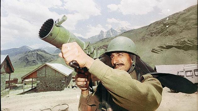 Kargil, July 01,1999. With supply routes under fire the direct objectives of the Indian Army were established as recapture of peaks along the supply routes under direct fire. The infiltrating force was believed to have been mostly armed with small arms, grenades, rocket launchers and anti-aircraft guns. (Manish Swarup / HT Archive) 