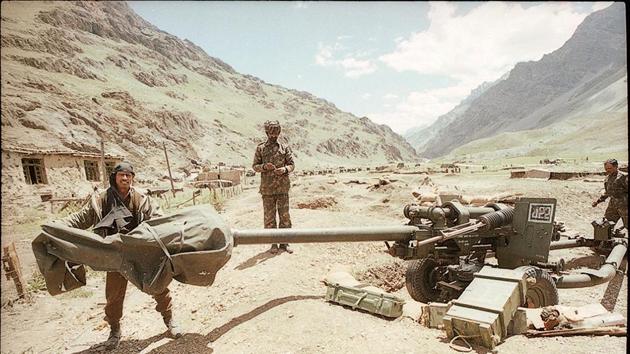 Indian Army soldiers in Kargil, July 12, 1999. Heavy shelling and skirmishes continued despite the tactical disadvantage of visibility from higher up playing against Indian efforts to retake many peaks known simply by point numbers. Most efforts involved scaling Pakistani positions fortified with bunkers while Indian surface to air (SAM) artillery providing supplementary fire. (Pradeep Bhatia / HT Archive) 